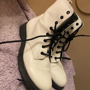 VGUC White Combat Boots • make an offer
